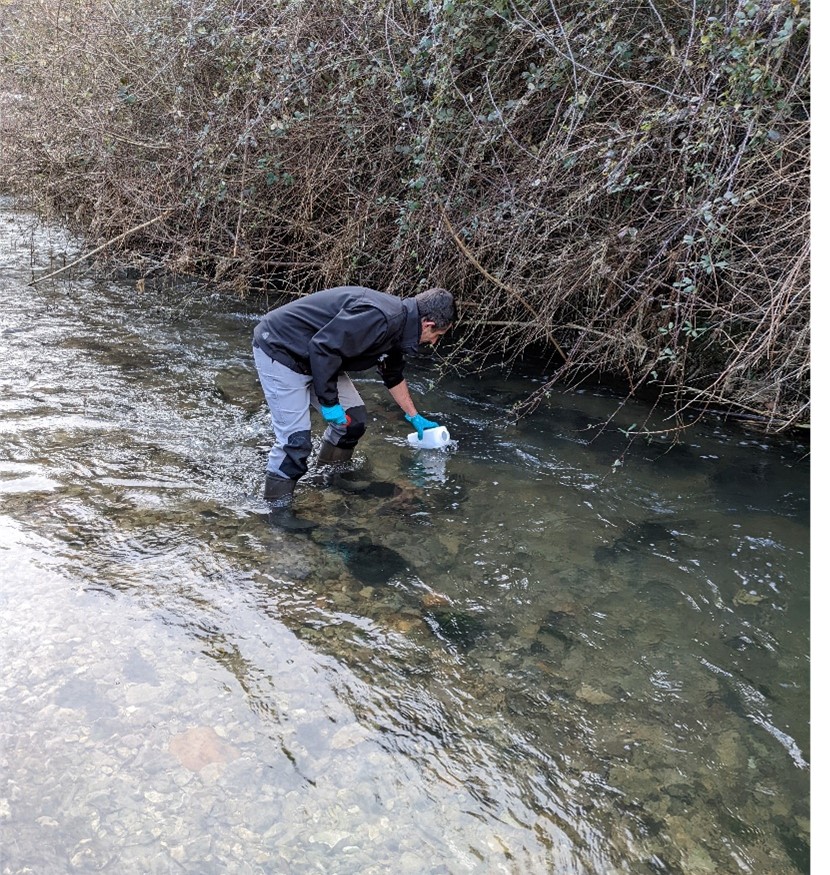 Prélèvement dans un cours d’eau (Ineris, 2022)